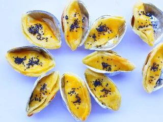 网红蛋挞皮芒果酥,撒上芝麻点缀。