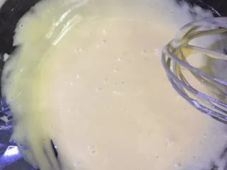 三色法式玛德琳蛋糕,鸡蛋液搅拌均匀后,筛入低筋面粉和泡打粉,再搅拌均匀即可