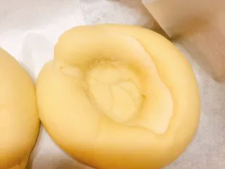 杂蔬沙拉面包,发酵后，用擀面杖在圆圈中间压一下，压出一个底盘。