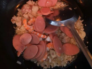 改版奶油意面,加入火腿肠和虾仁翻炒