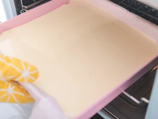 3款像云朵般柔软的瑞士卷,每一口都让人沦陷!,蛋糕糊倒入铺好油纸的烤盘中,送入预热好的烤箱,150度烤20分钟,蛋糕烤好后取出放置一旁晾凉备用