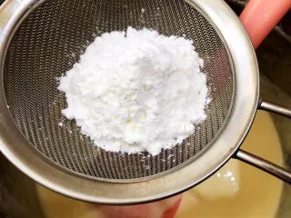 芝士控最爱的蔓越莓芝士条,筛入玉米淀粉翻拌均匀