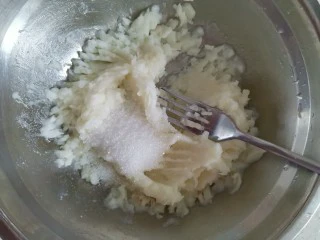 脆皮山药奶酪棒～健脾养胃还补钙,上锅蒸熟后压成泥，加入白砂糖搅拌均匀