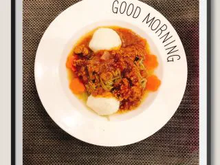 酸甜鱼丸牛肉菠菜拌面,面条捞出后撒上煮好的番茄牛肉汁即可！