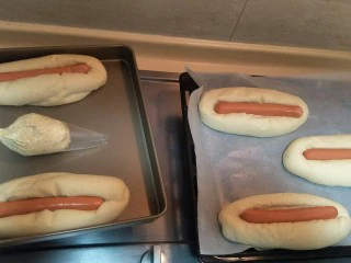 蒜香香肠热狗面包,中间放入香肠。黄油酱放入裱花袋。