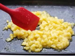 无敌好吃的苹果派,炒至粘稠。