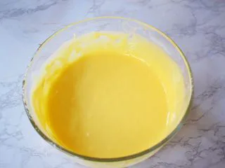 7寸中空双色戚风蛋糕,拌匀的蛋黄糊
