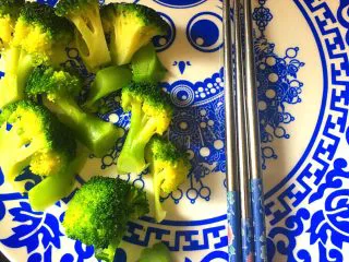 家庭自制牛排 ,菜花炒后备用，可以撒些盐 