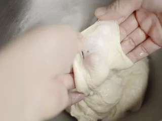 绵绵脆巧奶油包,液体材料混合,加热到温暖,加入酵母,静置10分钟。将黄油以外的材料放入面包机、厨师机、或者手揉成粗糙的面团。