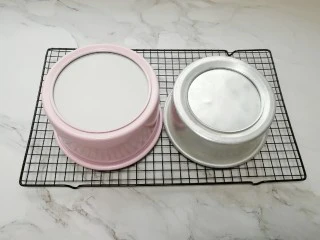 亚麻籽戚风蛋糕,出炉以后垂直摔一下震出热气,倒扣在晾网上。