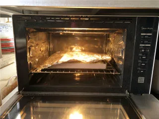 香葱肉松面包卷,最后5分钟记得加盖锡纸。 