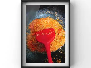 番茄肉酱蝴蝶面,加入适量温水没过肉末后，大火煮开后转小火煮调入少量宝宝酱油至有一点点粘稠感即可关火！