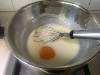 酸奶冻芝士蛋糕,加入蛋黄继续搅拌均匀。