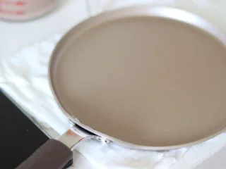 巧克力毛巾卷,锅底需要进行冷却,再继续倒入面糊,铺平,小火烙饼的步骤。