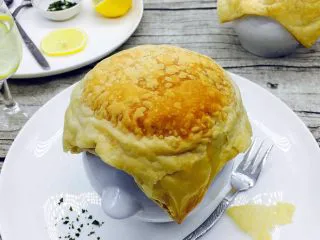 #食二星座# 罐焖牛肉(34图详细步骤),出烤箱喽~色泽金黄的酥皮很诱人吧? 罐焖牛肉的罐子很热,出烤箱时请一定戴棉手套哦!