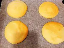 韩式—草莓蛋糕卷,烤箱用180度烤8~10分左右(各家烤箱烤温不同,再自行调整烤温和时间) 不要烤过久哦,这款蛋糕口感是鬆软的⋯烤太久会变硬。