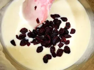 芝士控最爱的蔓越莓芝士条,加入蔓越莓干拌匀