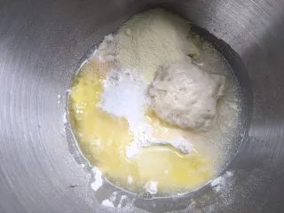 抹茶双色梅花吐司（波兰种）,准备主面团，混合除黄油以外的所有配料，并加入酵头