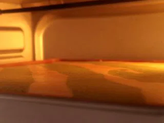 圣诞草莓蛋糕卷,20min后，上管150度，下管170度，烤10min tips：我的烤箱20min后基本还没怎么上色，所以继续调至此温度，烤10min，表面刚好 