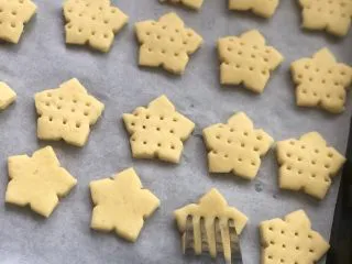 红薯曲奇饼干,用叉子叉出3排小孔,防止在烘烤的过程中膨胀变形。