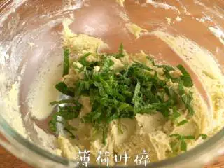 清新香气【薄荷饼干】简单又美味,加入低筋面粉,搅拌均匀;加入薄荷叶碎,搅拌均匀