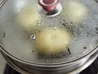 正宗西式土豆沙拉,先把土豆，胡萝卜，芹菜洗净。把土豆放锅里蒸。