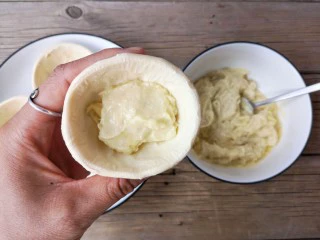 没烤箱也要做烘焙——榴莲酥,将榴莲肉填入蛋挞皮中至8分满，不要填的太满，会爆浆哦！