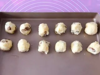 猪猪椰蓉小面包,平均分成12等分，搓圆备用。