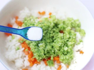 西兰花肉松芝士饭团,加一小勺盐。