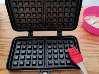 华夫饼(家庭版),均匀刷到 我用的明火加热，先加热模具，再导入液体，来回翻转着烤熟，防止烧焦