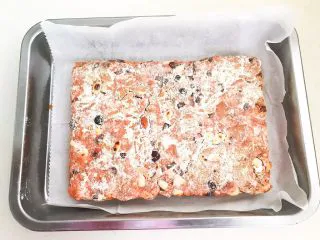 美味小零食 别样雪花酥,现在上面均匀的撒上一层干奶粉