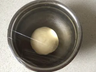 可爱圣诞帽子塔,揉成光滑的面团,盖保鲜膜松弛1个小时。