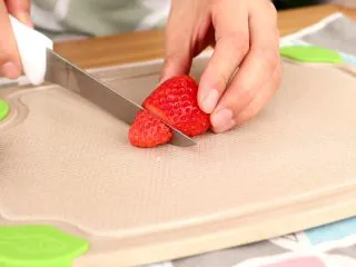 圣诞草莓蛋糕卷,蛋糕卷定型时，我们可以制作几个草莓圣诞老人，草莓去蒂，切掉头部 