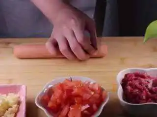 教你一个拌面的新吃法，口感爽滑劲道,用刀子将火腿切成厚一点的片状备用。