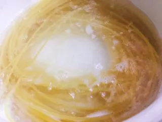 了不起的小番茄 番茄牛丸芝士意面,搅拌开后,关小火,让意面煮一下。