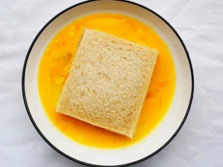 好吃到爆的酸奶芒果土司,在鸡蛋液中滚一圈。