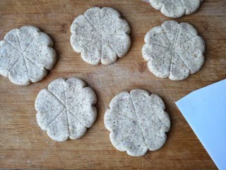 至尊牛肉小披萨,可以用切面板稍微造型一下。(我是因为面饼擀的有点大了,弄个造型往里收收,害羞脸)