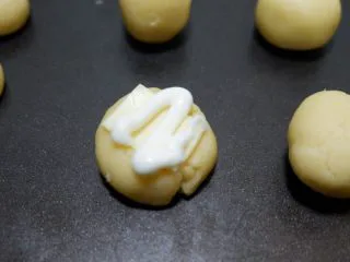 咸香芝士曲奇饼干,蛋黄酱装入裱花袋，或者用挤酱瓶，挤在芝士片上方即可。