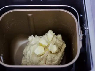 椰蓉奶香面包圈,和面第1阶段结束后，面团处于扩展阶段，这时加入室温软化的黄油，继续一个和面程序。