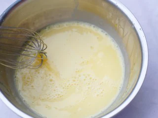 酥脆软滑的蛋奶吐司布丁,调好的温牛奶,一起搅拌均匀。