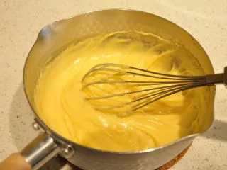 日式豆乳盒子蛋糕,加热至豆乳变浓稠状即可关火,将做好的豆乳放置一旁降温备用。