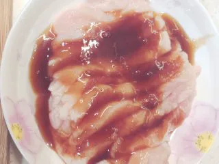 烤肉汁鸡胸肉,为了更好的腌制入味,且防止考不熟,改刀但不用切断,或者划几刀也可以。大概腌制15分钟左右即可。