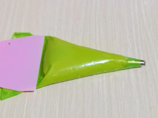 零失败~奶油泡芙 外酥内软吃出幸福甜蜜,将面糊装入裱花袋,(先装入裱花嘴,再装面糊哈)用刮板将面糊往前推,如图。