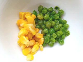 鸡肉蔬菜饼汉堡,青豆,玉米煮熟