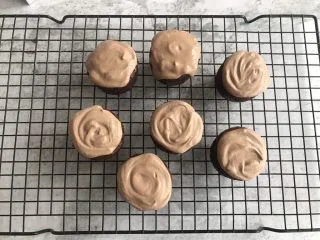 脏脏杯子蛋糕,表面挤上一层即可