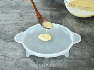 【烘焙食谱】芒果班戟 │展艺烘焙,将过滤好的班戟糊舀35克倒入班戟盘里