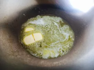 #食二星座# 罐焖牛肉(34图详细步骤),起锅,锅温热时放入黄油60g。