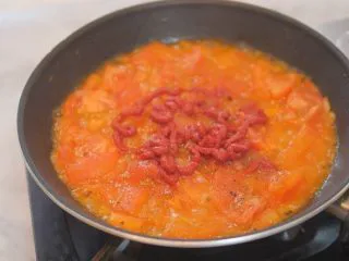 蕃茄意大利直筒面,加入适量番茄膏，增量提鲜