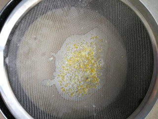 马卡龙~卡仕达酱内陷,把煮好的牛奶分三次加入蛋黄糊里面拌匀,然后过筛。