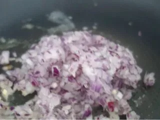 番茄肉酱意粉,放入洋葱爆香